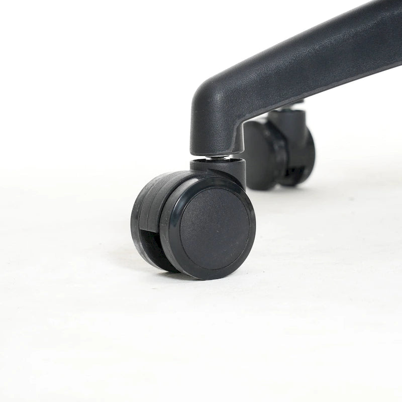 LeisureMod Hilton Modern High Back Leather Conference Office Chair